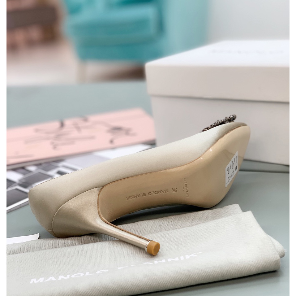 Manolo Blahnik Beige Hangisi Pumps With Buckle - EUR FASHION