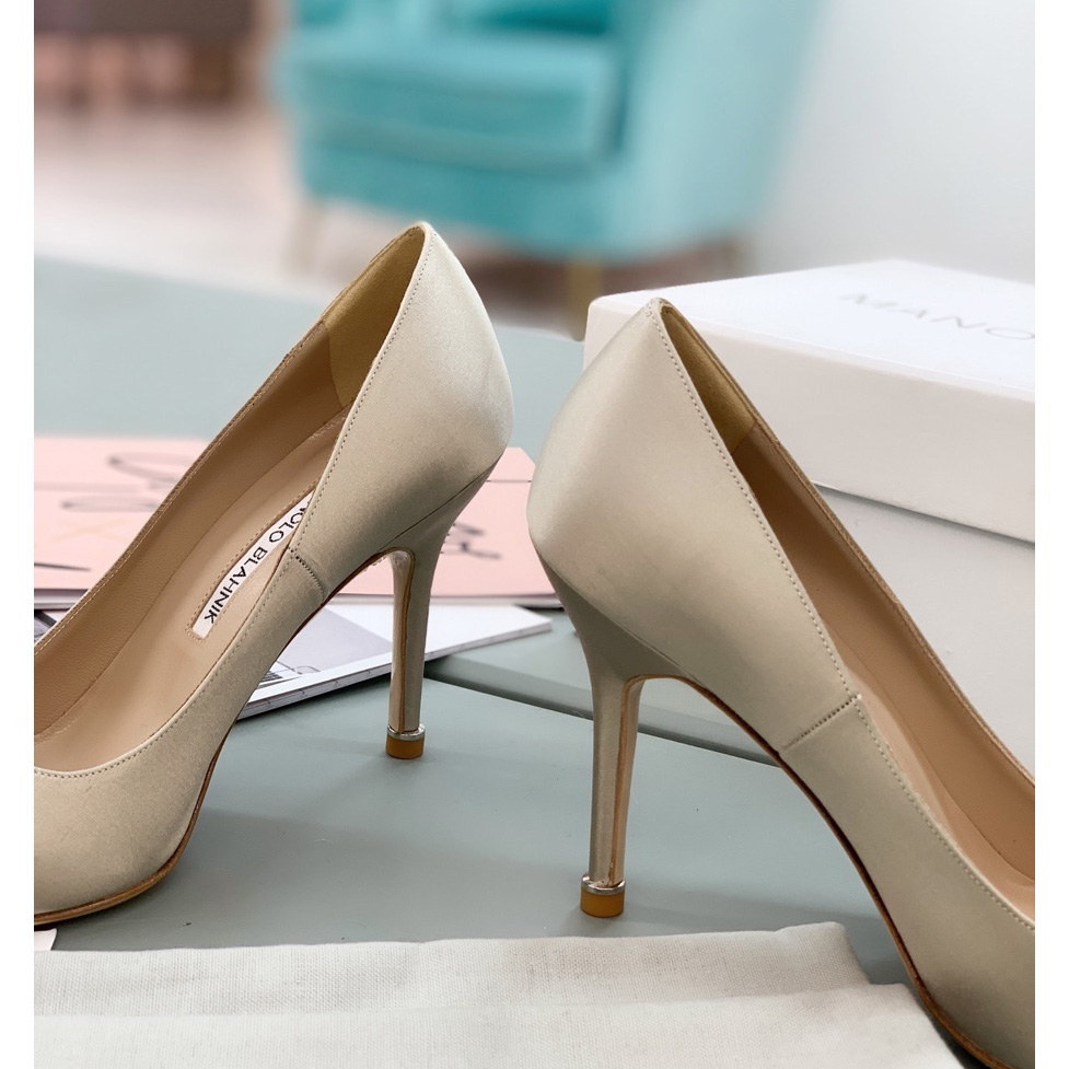 Manolo Blahnik Beige Hangisi Pumps With Buckle - EUR FASHION