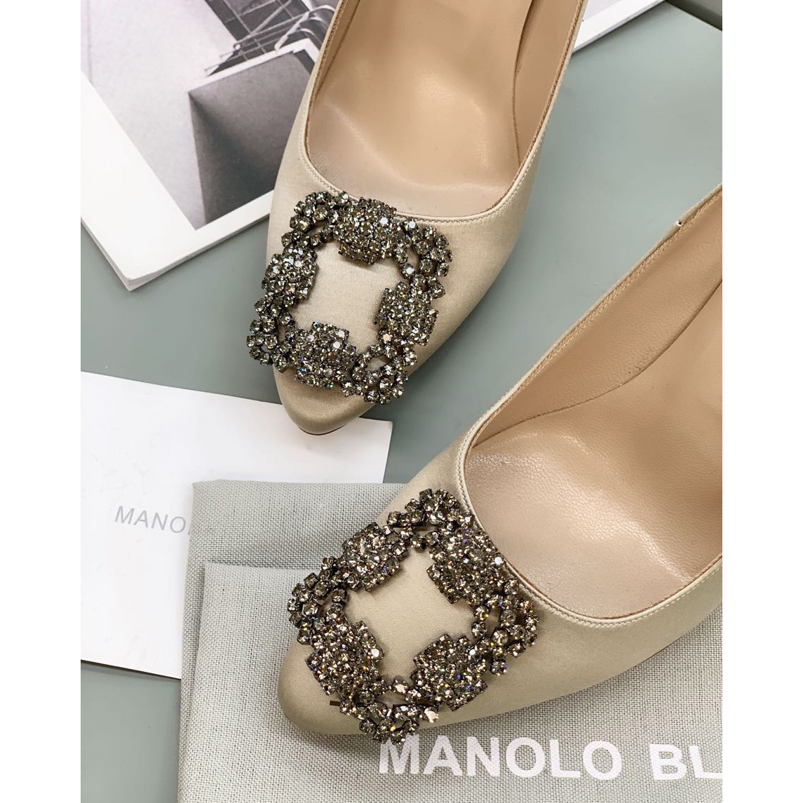 Manolo Blahnik Beige Hangisi Pumps With Buckle - EUR FASHION