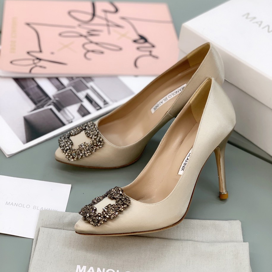 Manolo Blahnik Beige Hangisi Pumps With Buckle - EUR FASHION