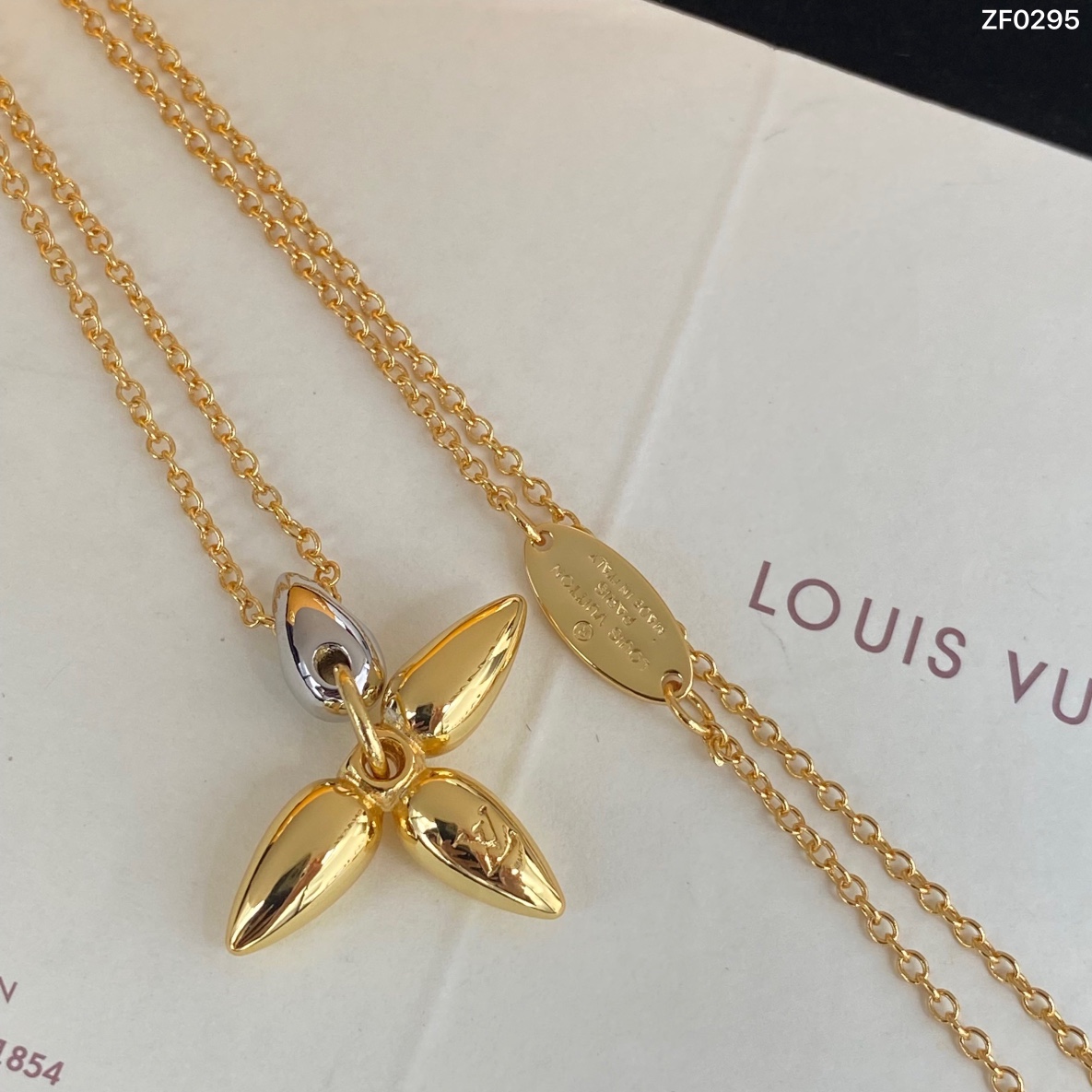 Louis Vuitton Necklace - EUR FASHION
