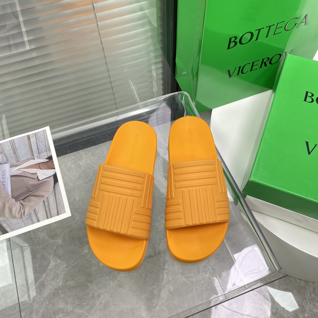 Bottega Veneta Rubber slides - EUR FASHION