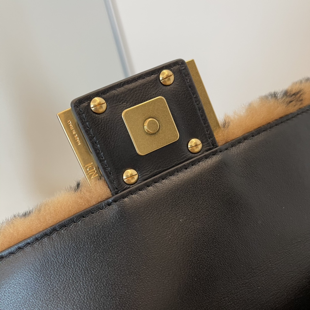 Fendi Baguette Brown Sheepskin Bag - EUR FASHION