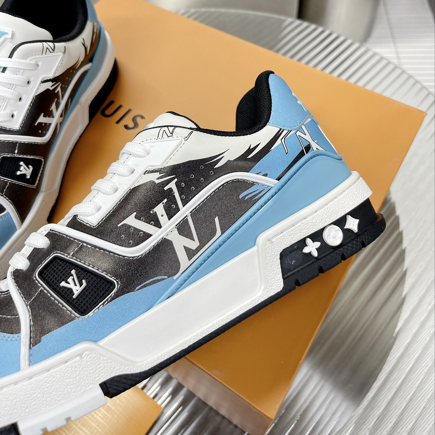 Louis Vuitton LV  Trainer Sneaker     1AA375 - EUR FASHION