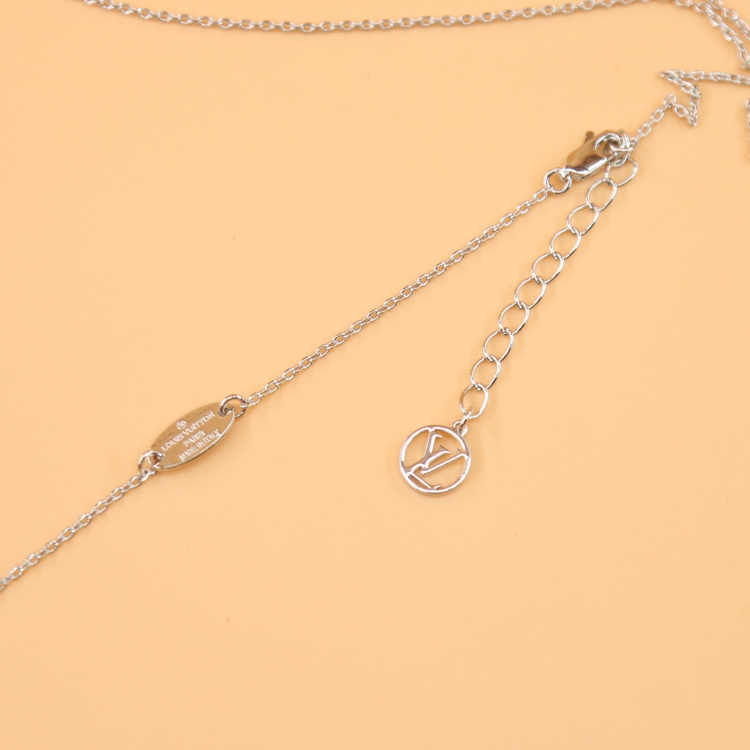 Louis Vuitton LV Idylle Blossom Large Pendant, White Gold And Diamonds      Q93821 - EUR FASHION