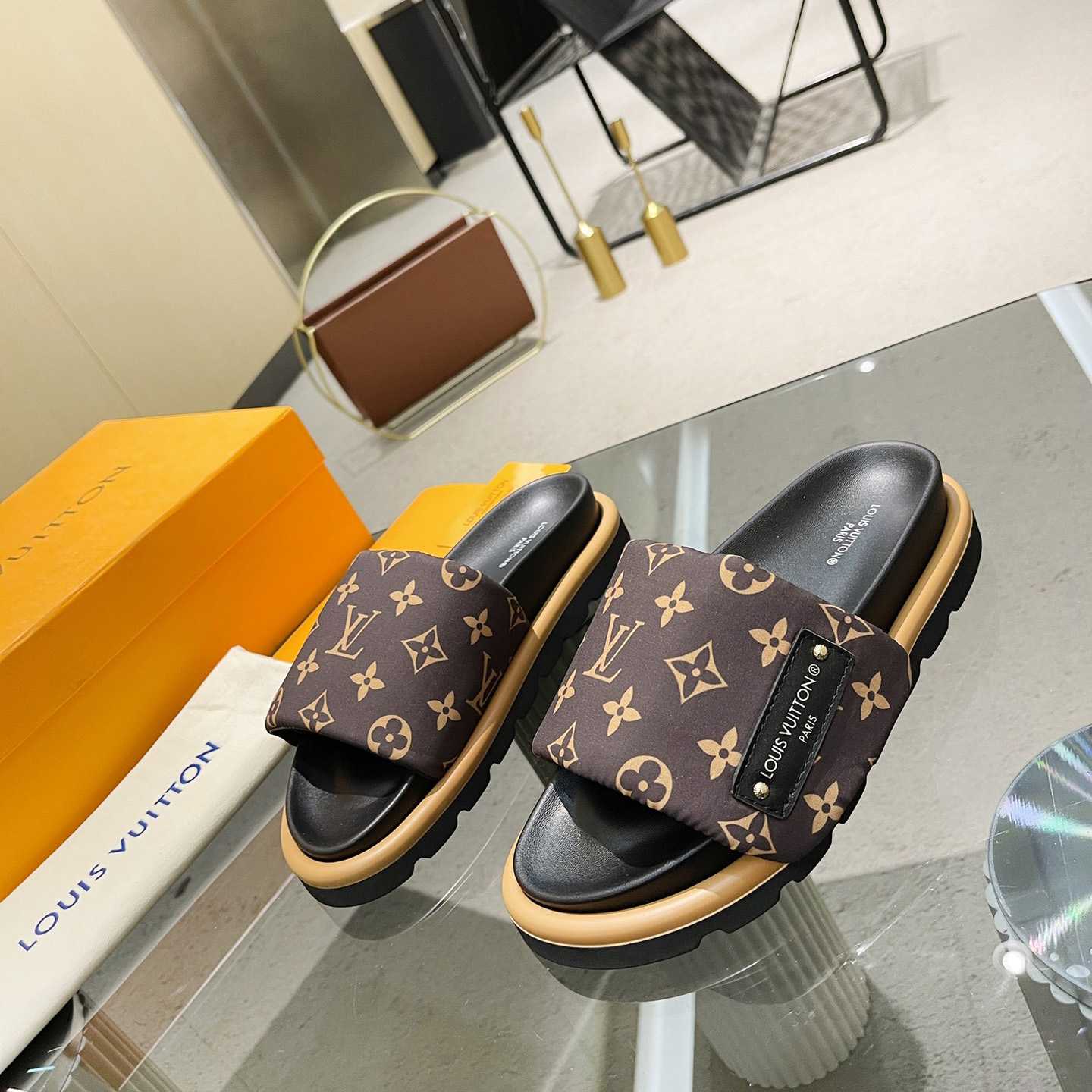 Louis Vuitton Pool Pillow Flat Comfort Mule    1AAEBX - EUR FASHION