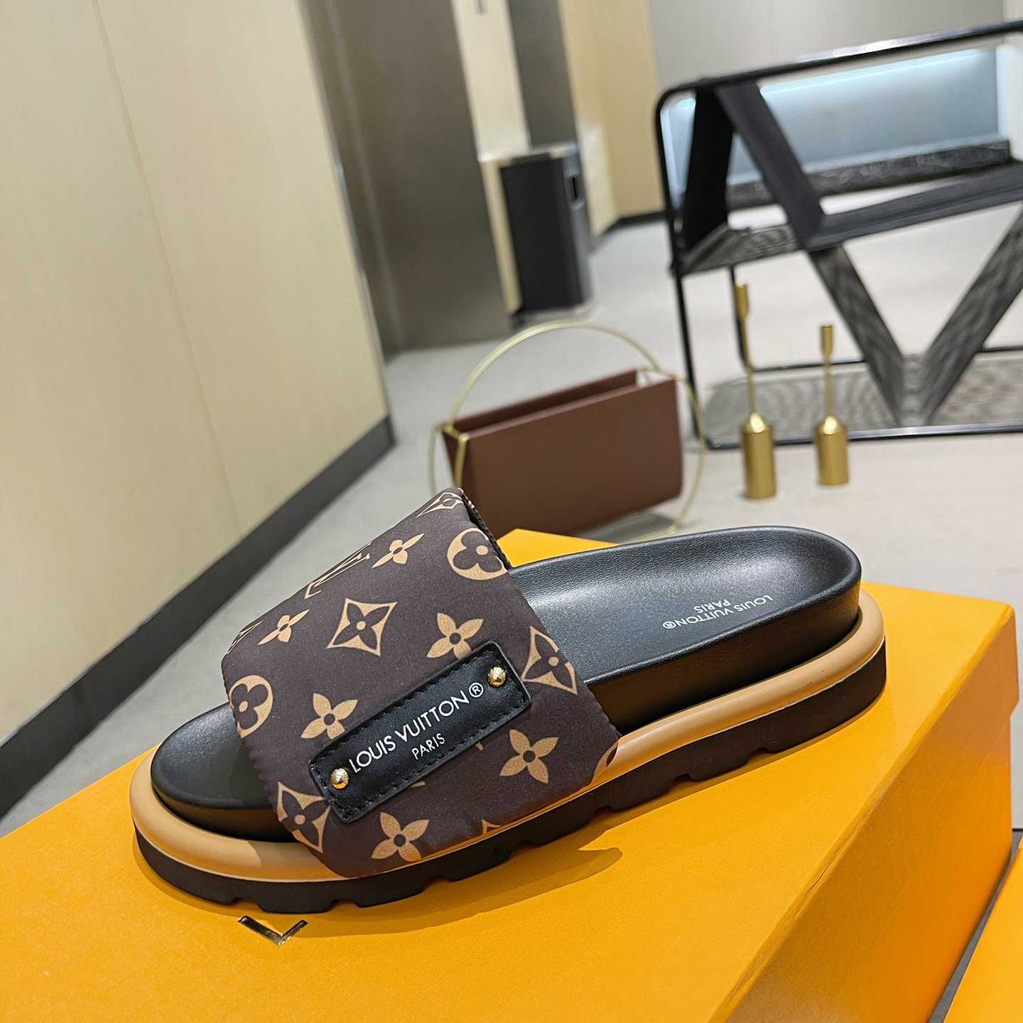 Louis Vuitton Pool Pillow Flat Comfort Mule    1AAEBX - EUR FASHION