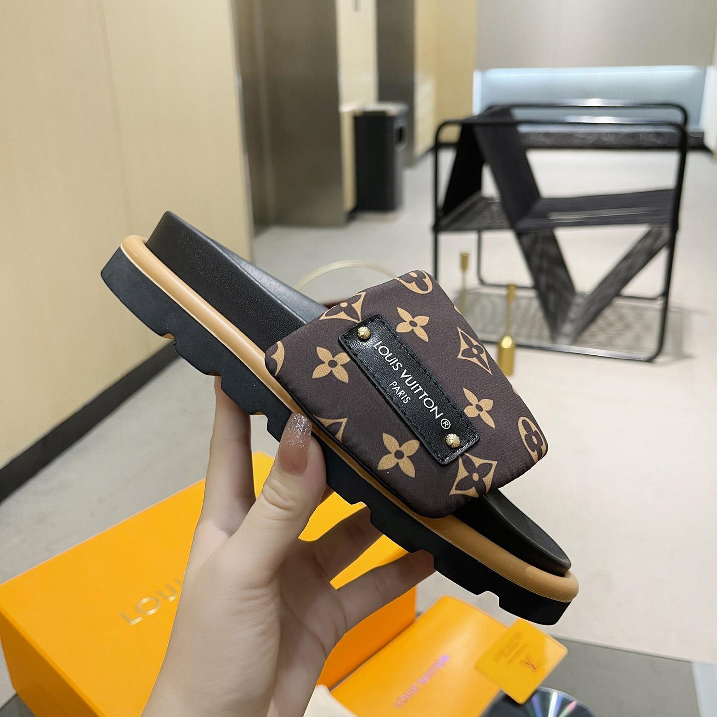 Louis Vuitton Pool Pillow Flat Comfort Mule    1AAEBX - EUR FASHION