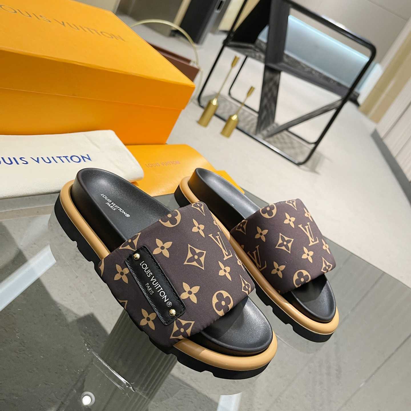 Louis Vuitton Pool Pillow Flat Comfort Mule    1AAEBX - EUR FASHION