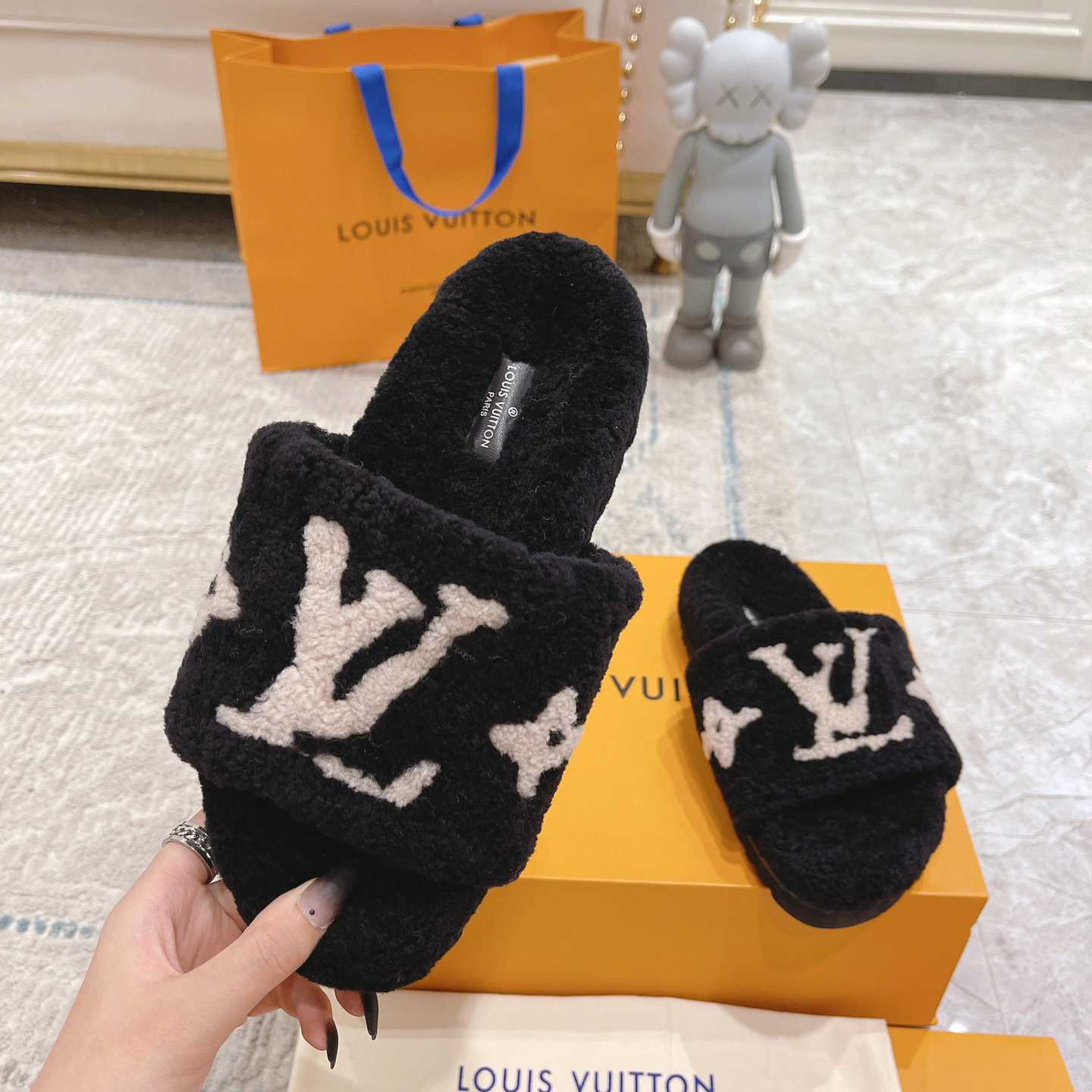 Louis Vuitton Paseo Flat Comfort Mule      1A8ZIT - EUR FASHION