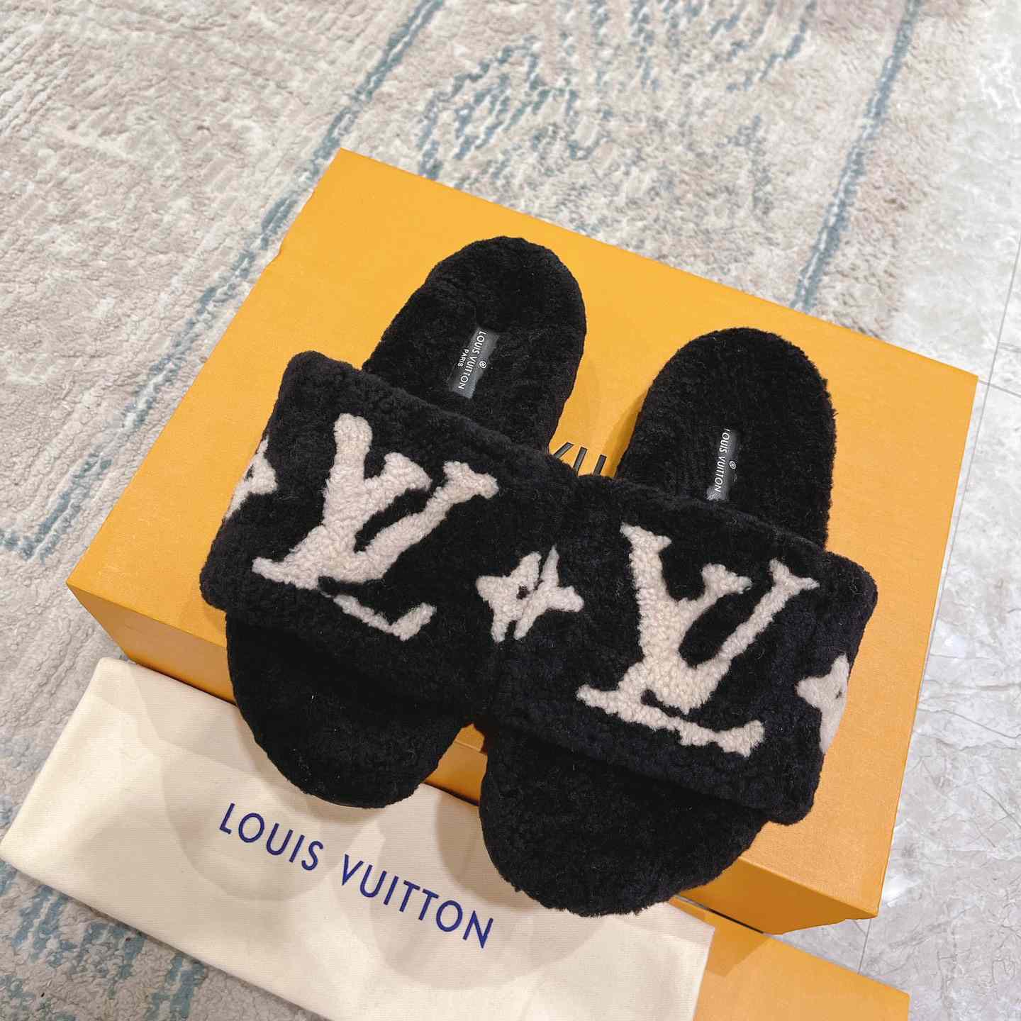 Louis Vuitton Paseo Flat Comfort Mule      1A8ZIT - EUR FASHION