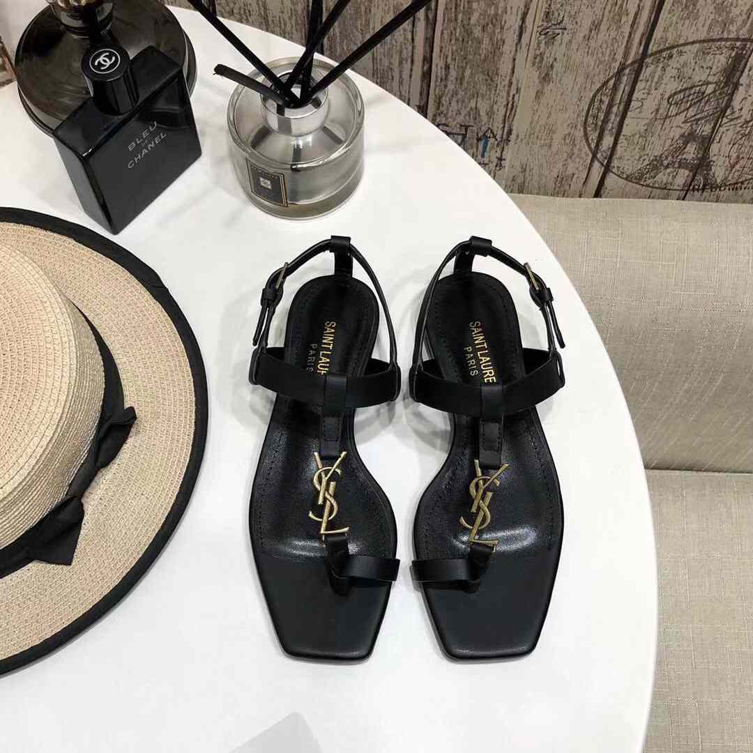 Saint Laurent Cassandra Flat Sandals In Smooth Leather With Gold-Tone Monogram - EUR FASHION