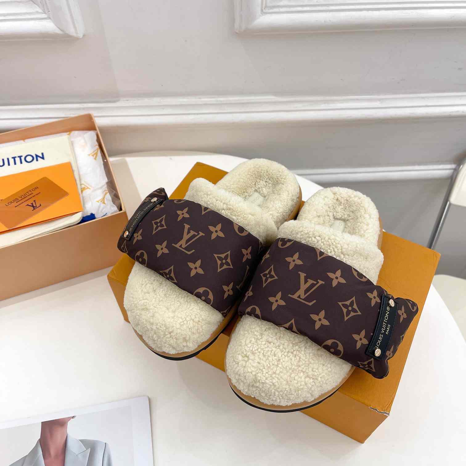 Louis Vuitton Slipper Pillow Flat Comfort Mule    1AAM41 - EUR FASHION