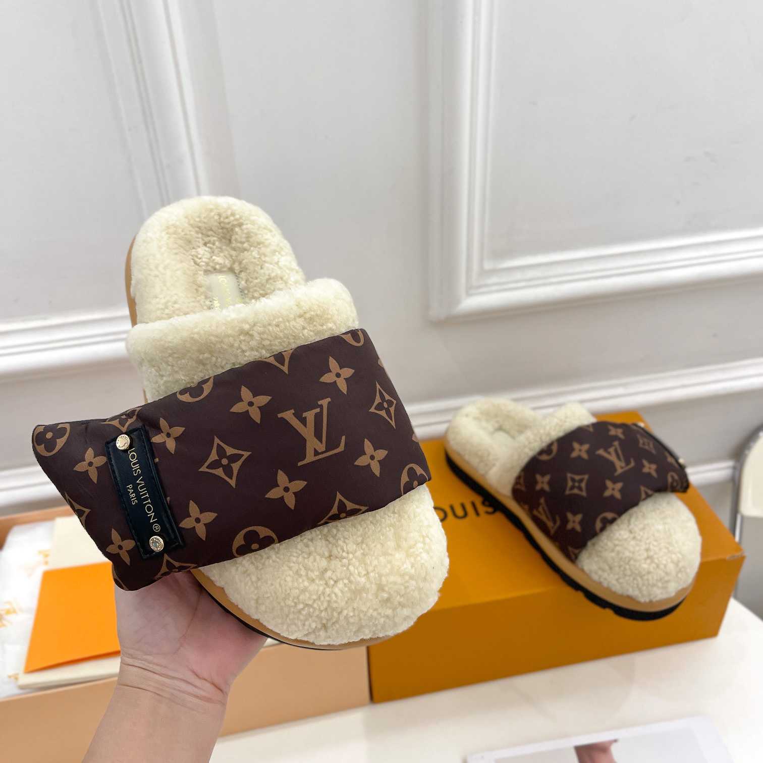 Louis Vuitton Slipper Pillow Flat Comfort Mule    1AAM41 - EUR FASHION