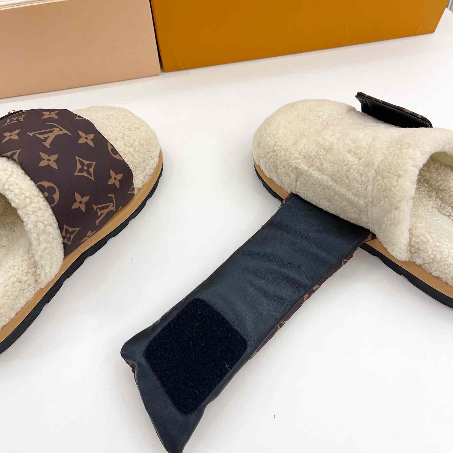 Louis Vuitton Slipper Pillow Flat Comfort Mule    1AAM41 - EUR FASHION