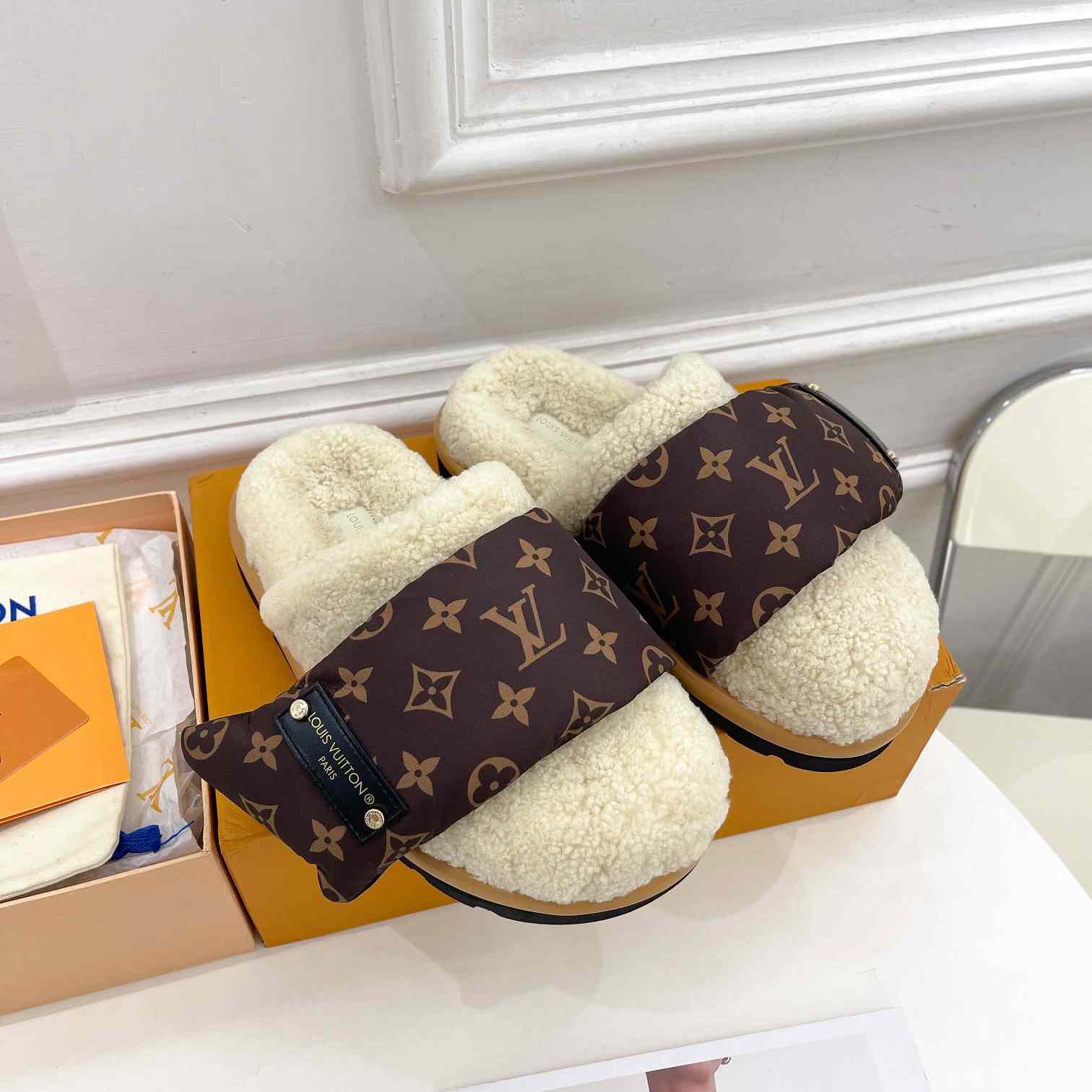 Louis Vuitton Slipper Pillow Flat Comfort Mule    1AAM41 - EUR FASHION