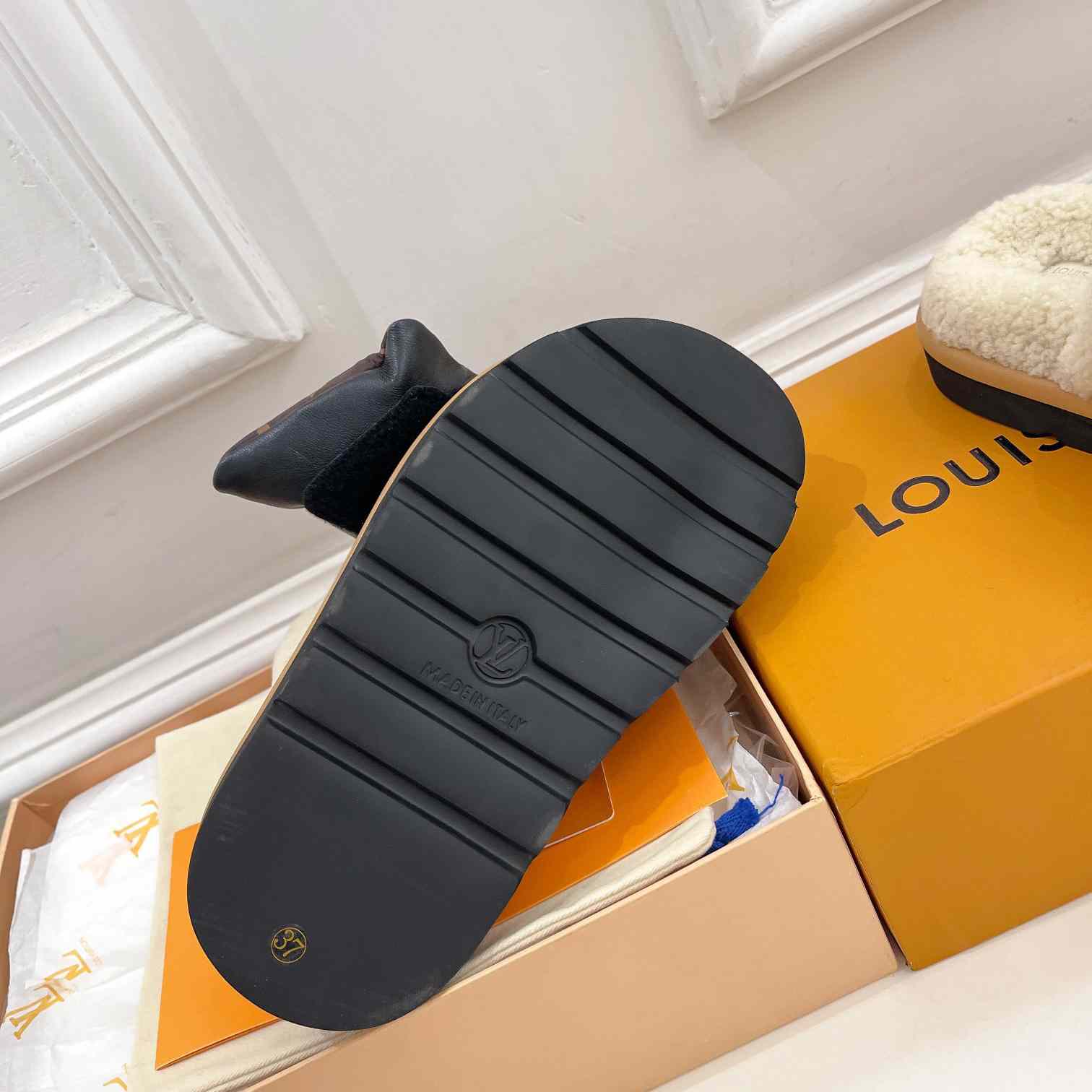 Louis Vuitton Slipper Pillow Flat Comfort Mule    1AAM41 - EUR FASHION