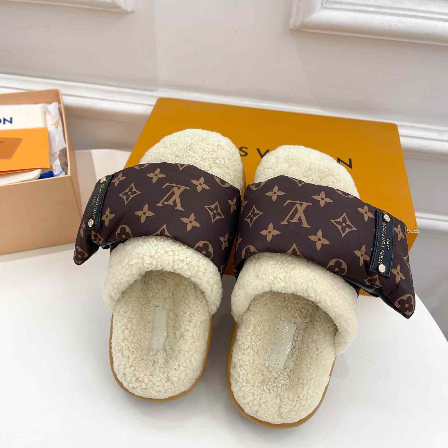 Louis Vuitton Slipper Pillow Flat Comfort Mule    1AAM41 - EUR FASHION