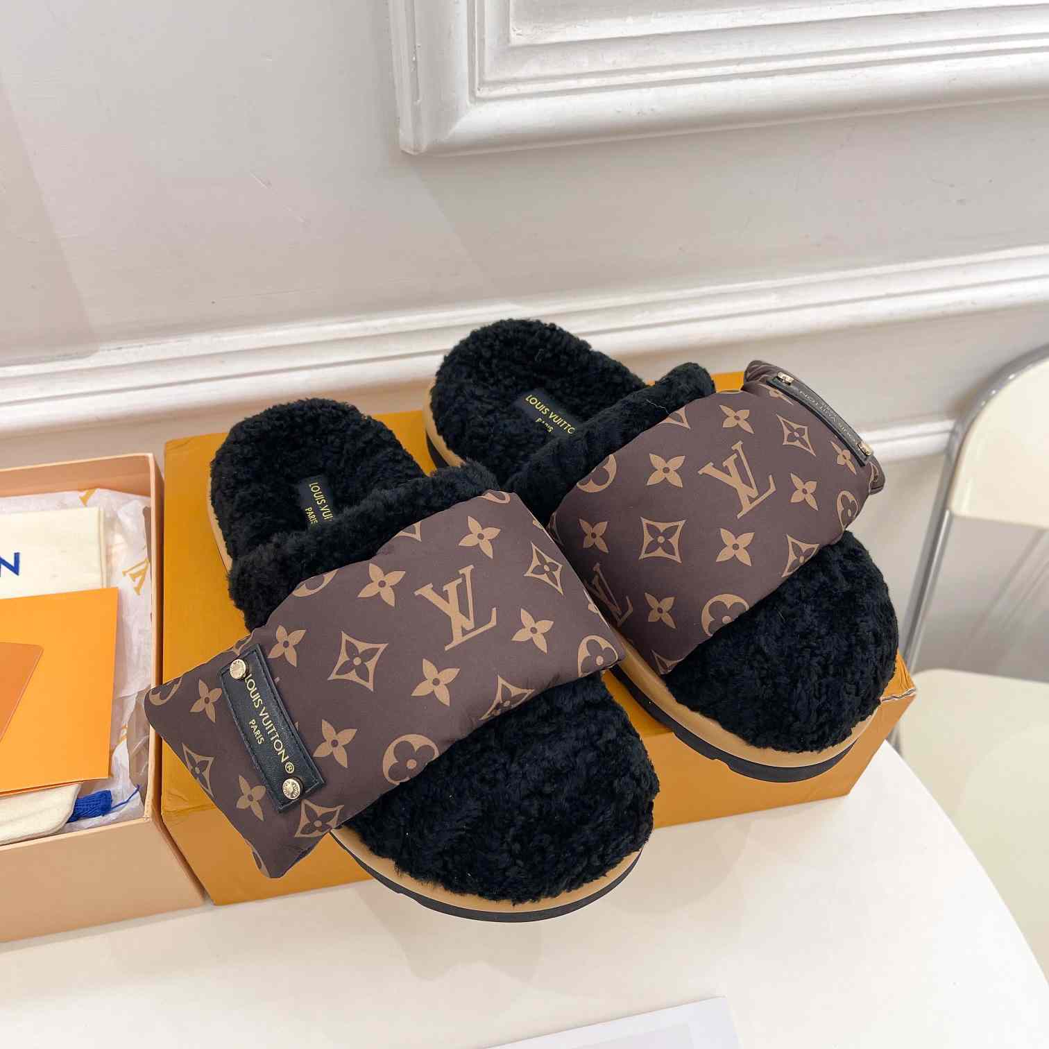 Louis Vuitton Slipper Pillow Flat Comfort Mule    1AAM3L - EUR FASHION