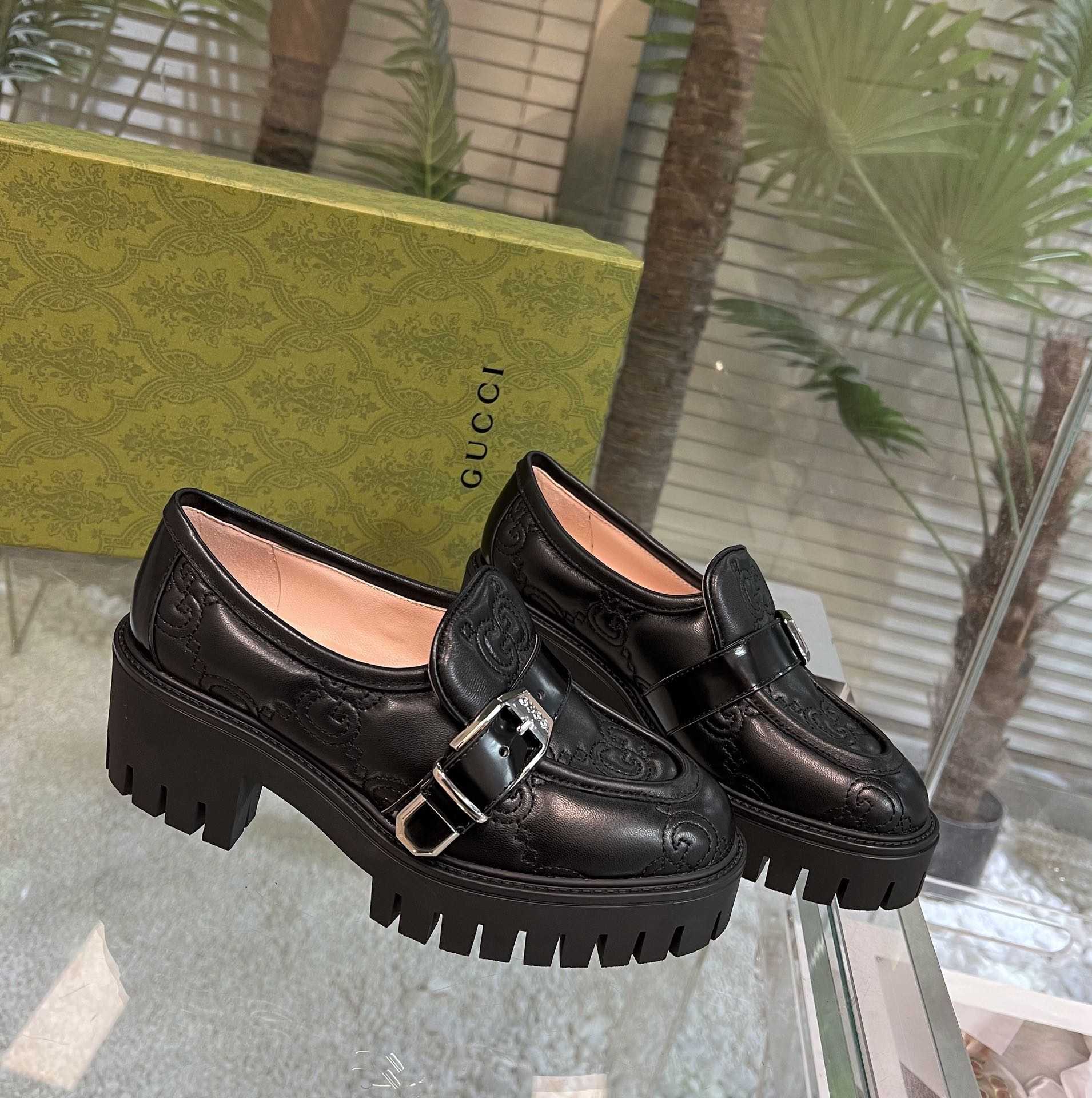 Gucci Women's GG Matelassé Shoe - EUR FASHION