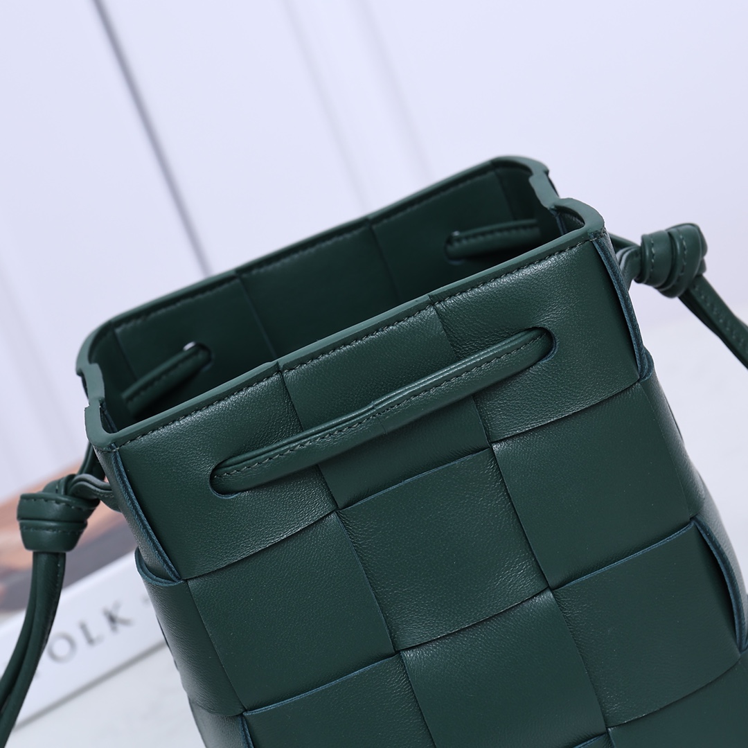 Bottega Veneta Small Cassette Bucket Bag - EUR FASHION