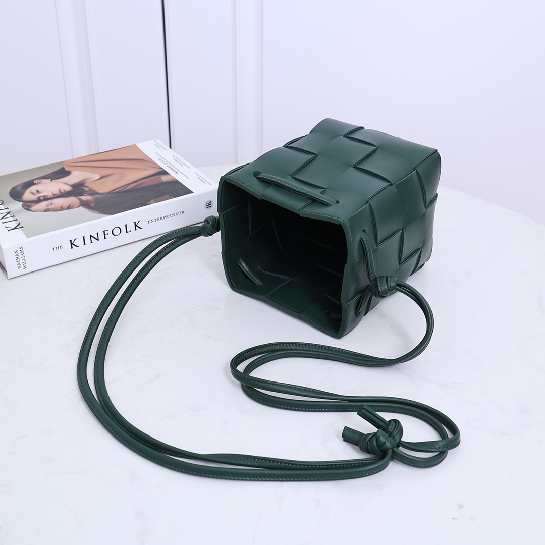 Bottega Veneta Small Cassette Bucket Bag - EUR FASHION