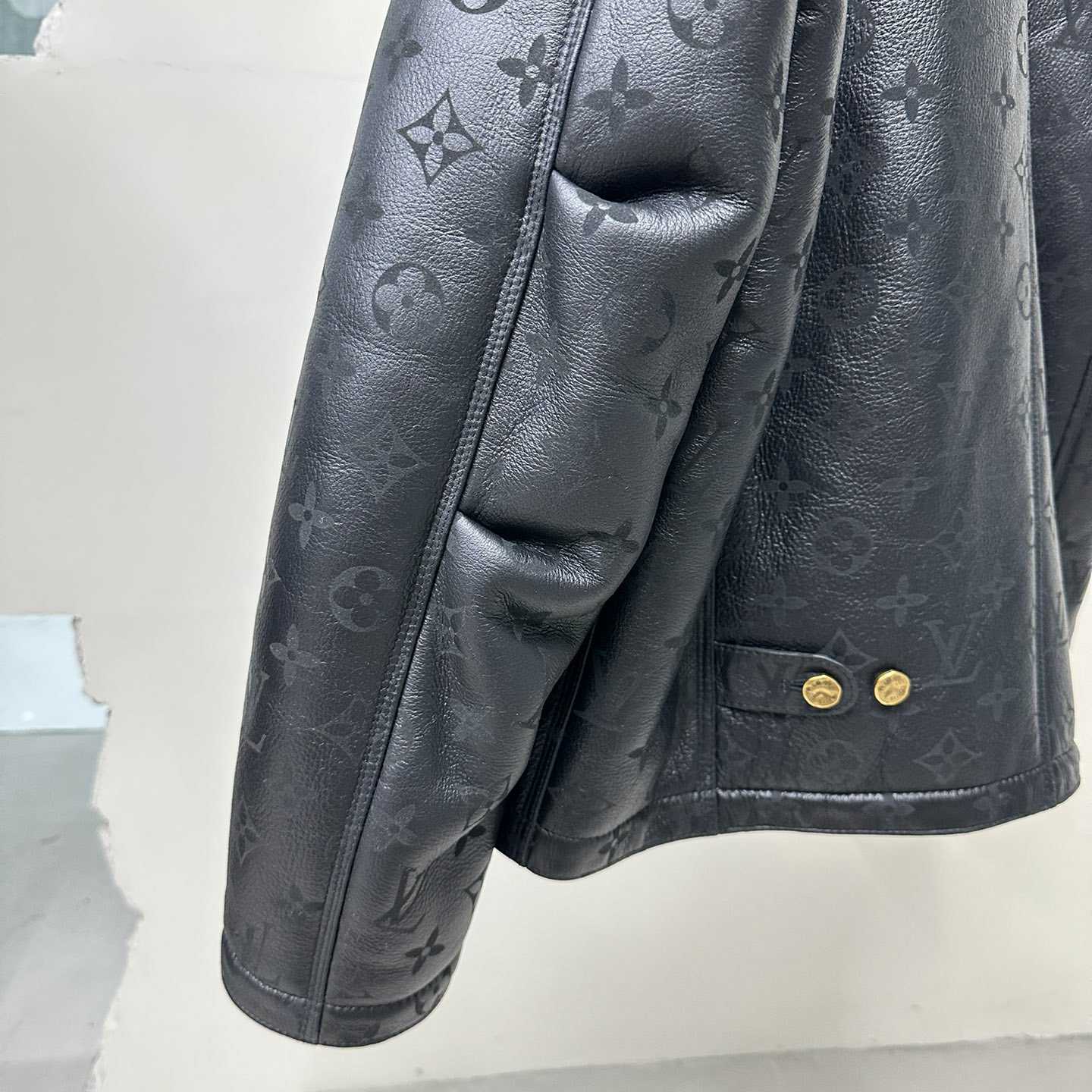 Louis Vuitton Shearling Embossed Monogram Jacket   1AAU29 - EUR FASHION