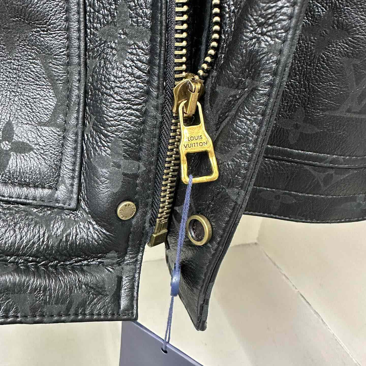 Louis Vuitton Shearling Embossed Monogram Jacket   1AAU29 - EUR FASHION