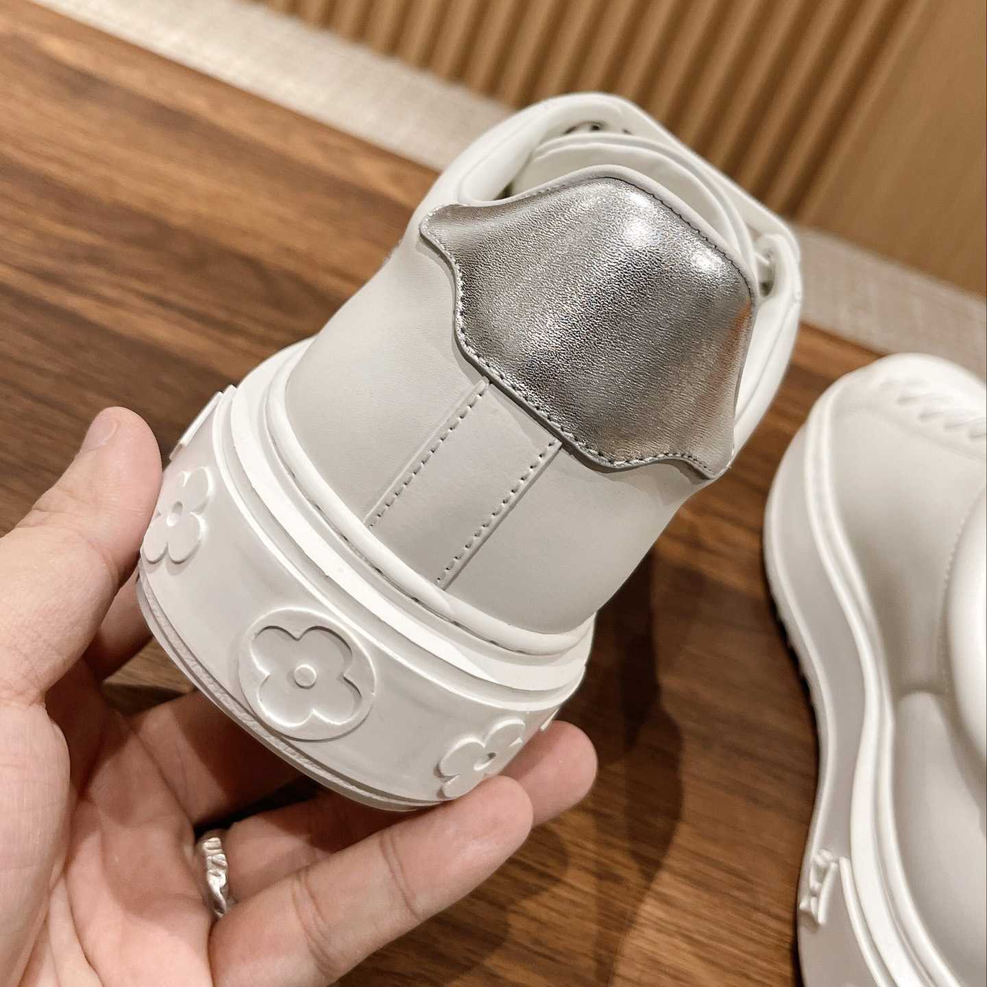 Louis Vuitton Time Out Sneaker (upon uk size)    1AAW10 - EUR FASHION