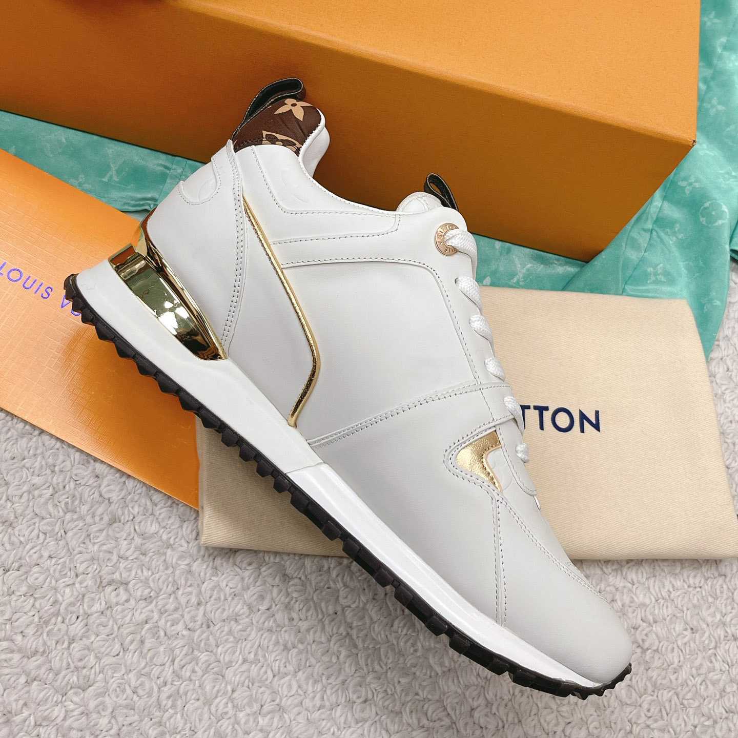 Louis Vuitton Run Away Sneaker   (upon uk size)  1AAP3T - EUR FASHION
