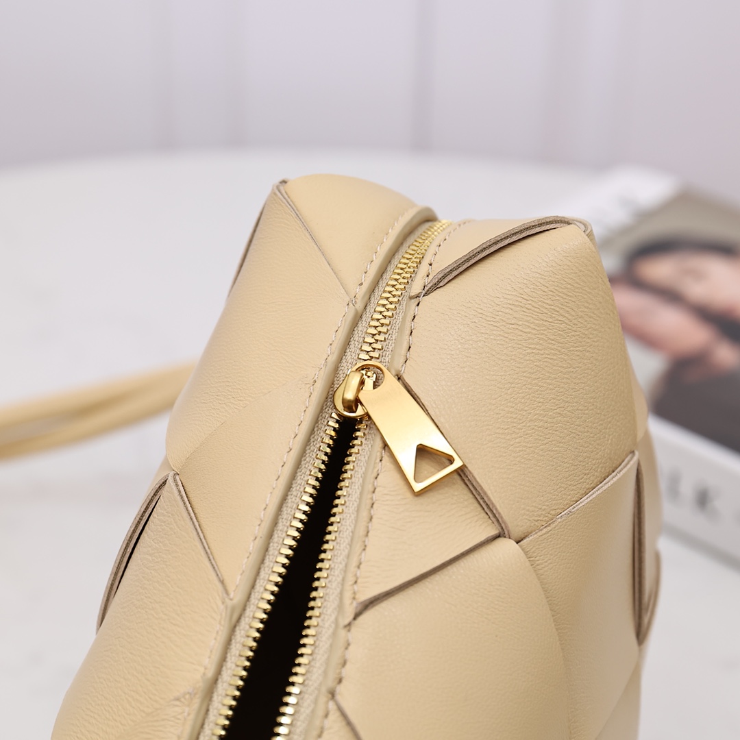 Bottega Veneta Small Cassette Camera Bag - EUR FASHION