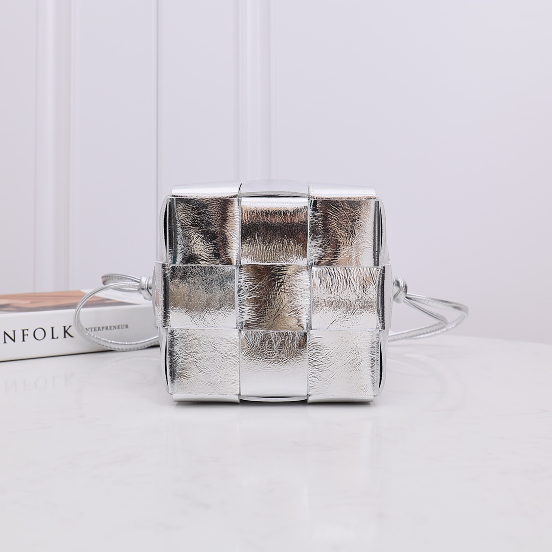 Bottega Veneta Small Cassette Cross-Body Bucket - EUR FASHION