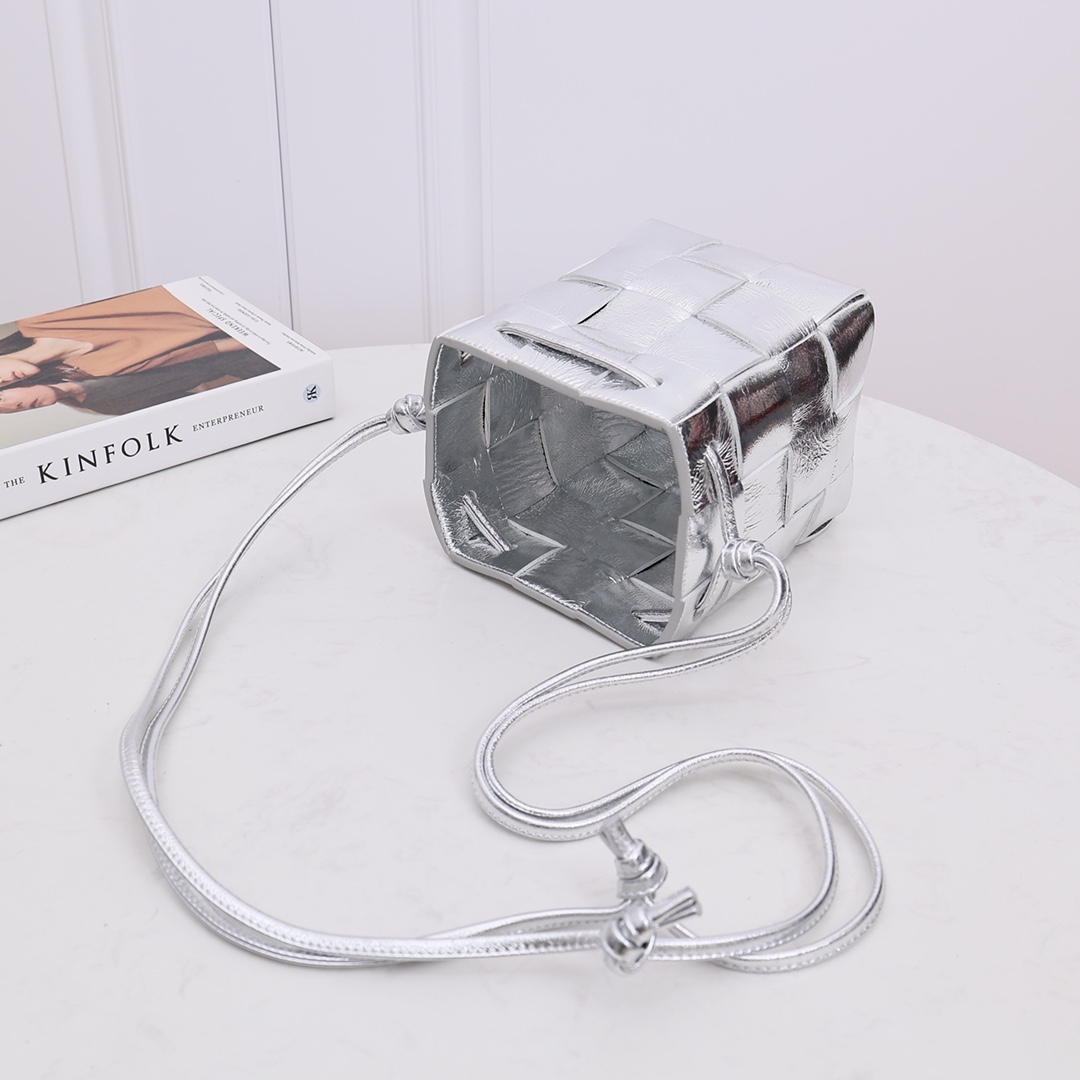 Bottega Veneta Small Cassette Cross-Body Bucket - EUR FASHION