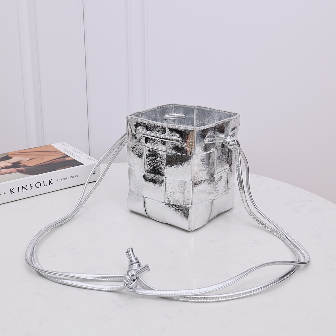 Bottega Veneta Small Cassette Cross-Body Bucket - EUR FASHION
