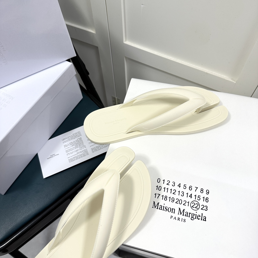 Maison Margiela Tabi Open-Toe Flip-Flops - EUR FASHION
