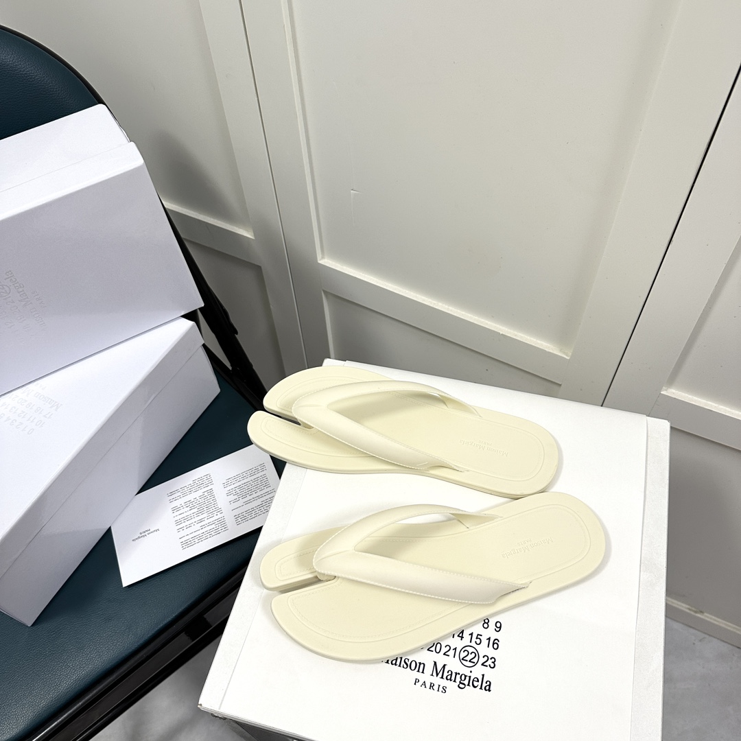 Maison Margiela Tabi Open-Toe Flip-Flops - EUR FASHION