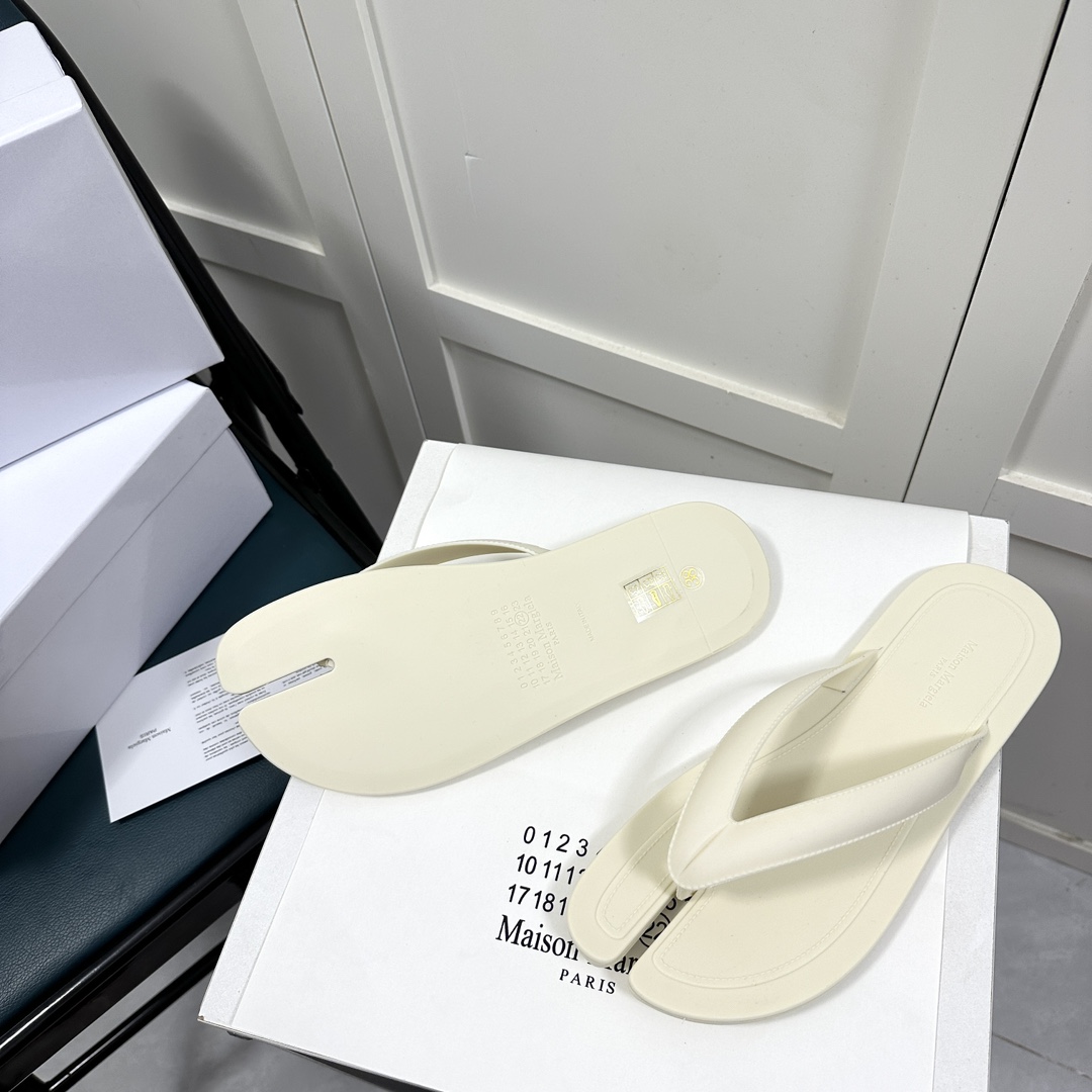 Maison Margiela Tabi Open-Toe Flip-Flops - EUR FASHION