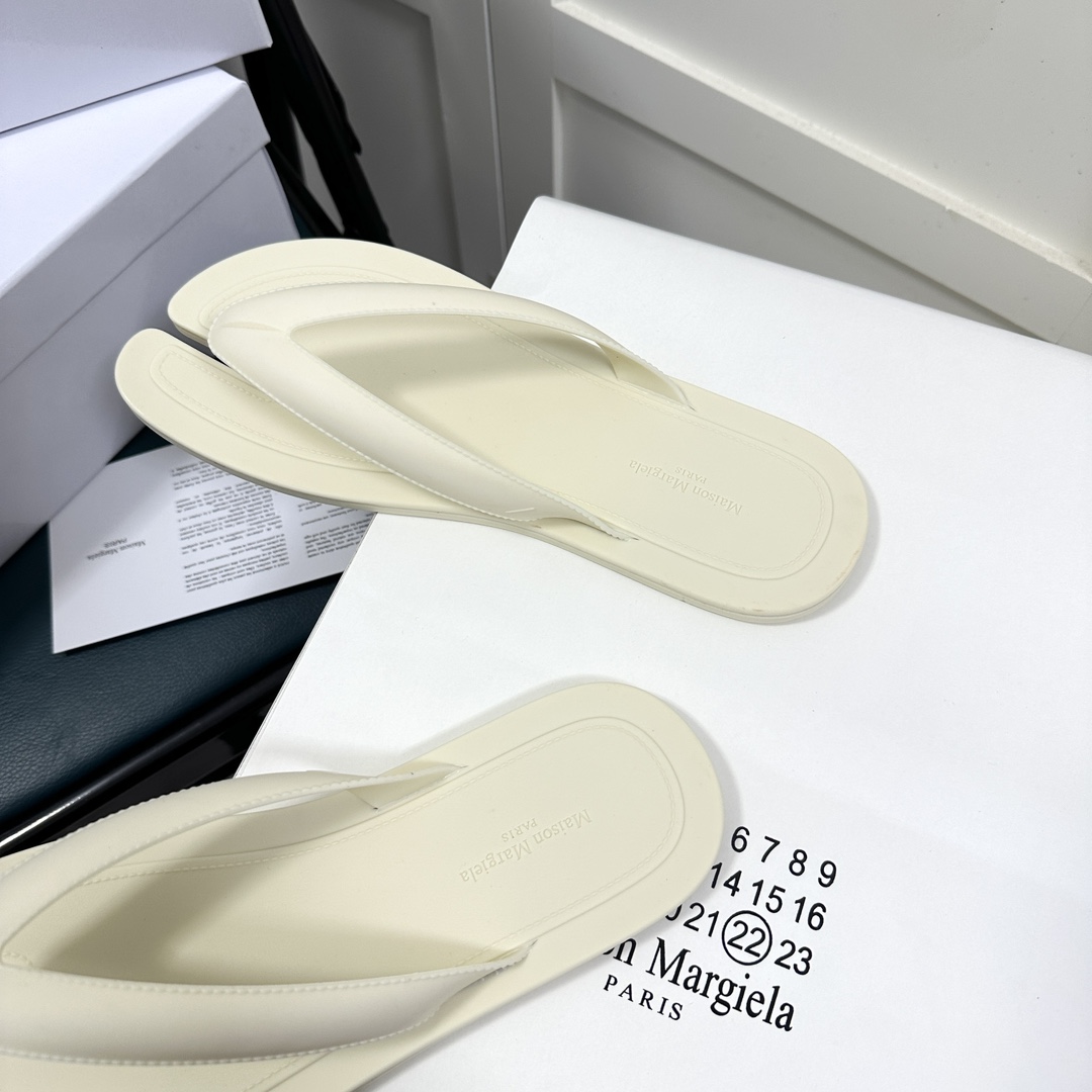 Maison Margiela Tabi Open-Toe Flip-Flops - EUR FASHION