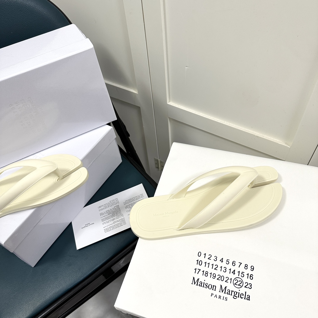 Maison Margiela Tabi Open-Toe Flip-Flops - EUR FASHION