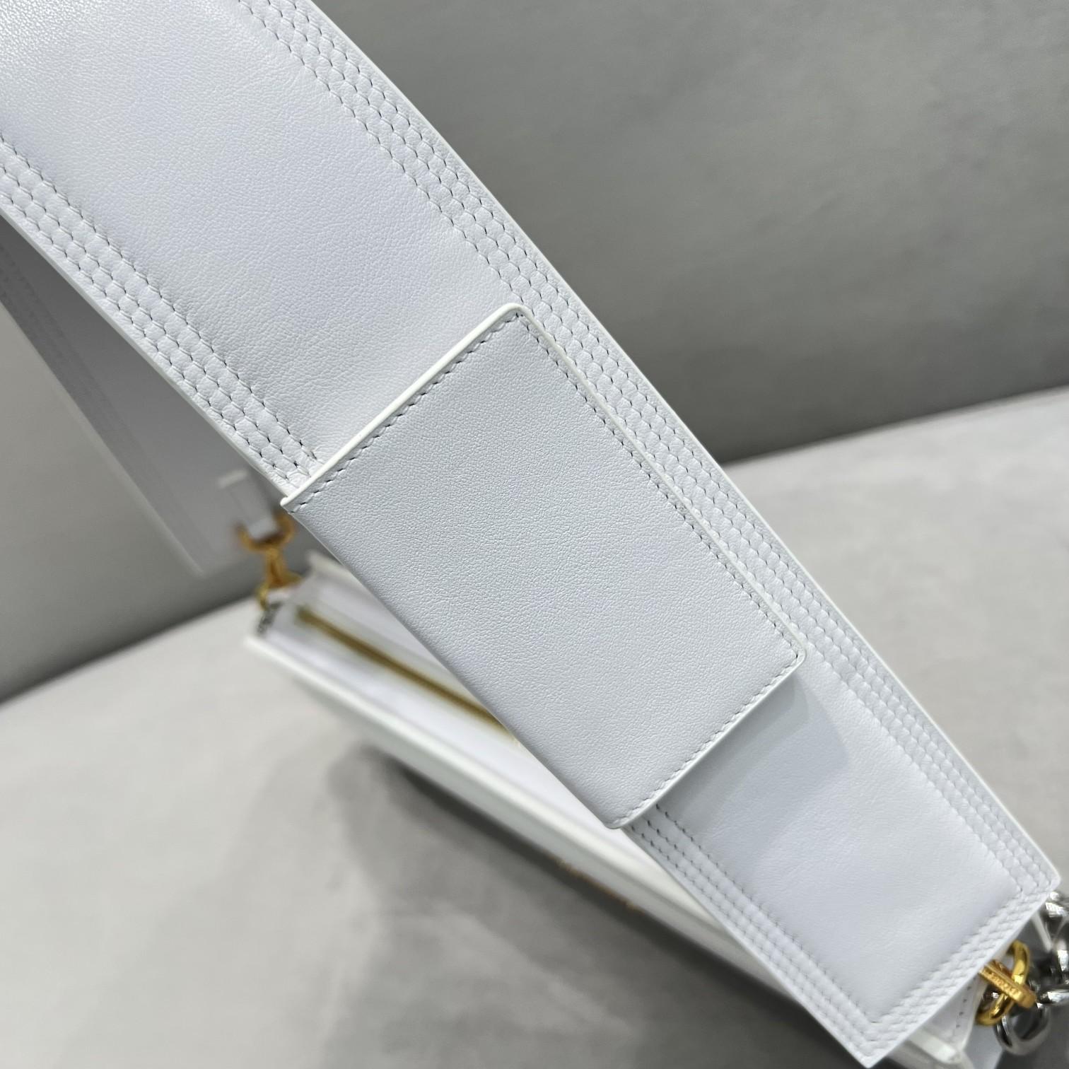 Jacquemus Le Ciuciu Leather Shoulder Bag (30x10.5x4.5cm) - EUR FASHION