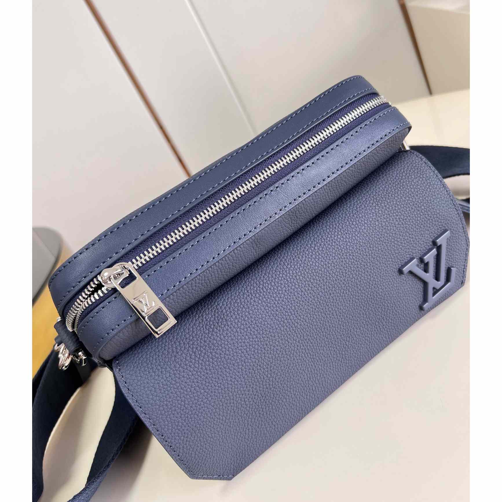 Louis Vuitton Fastline Messenger (23.5x18x7cm)   M22611 - EUR FASHION