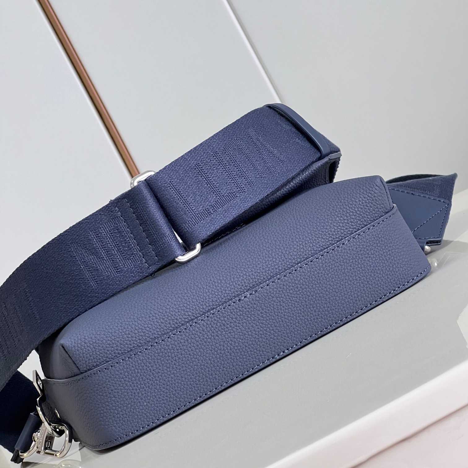 Louis Vuitton Fastline Messenger (23.5x18x7cm)   M22611 - EUR FASHION