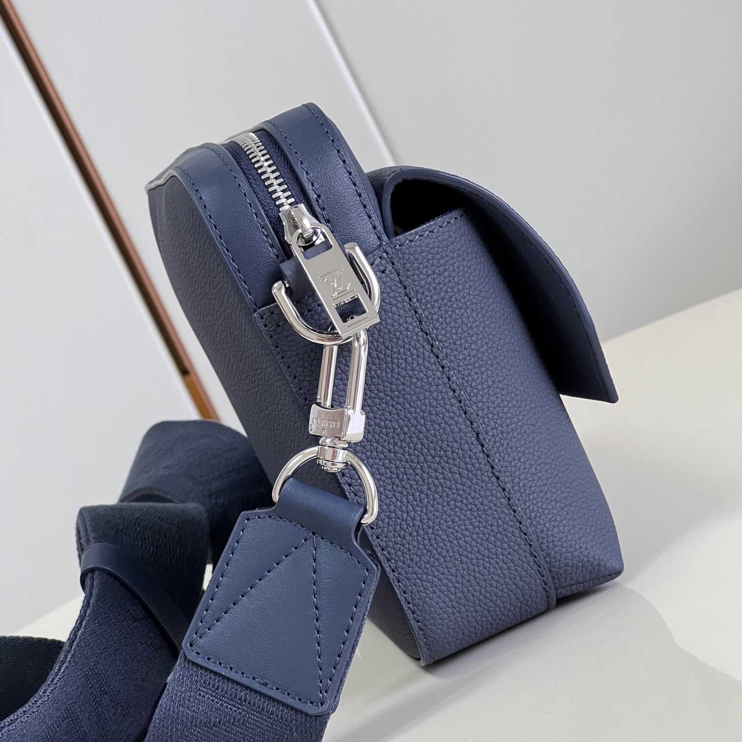 Louis Vuitton Fastline Messenger (23.5x18x7cm)   M22611 - EUR FASHION
