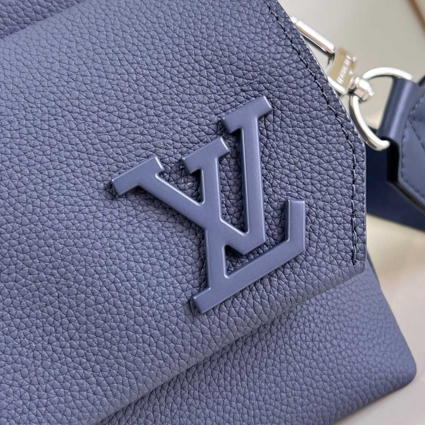 Louis Vuitton Fastline Messenger (23.5x18x7cm)   M22611 - EUR FASHION
