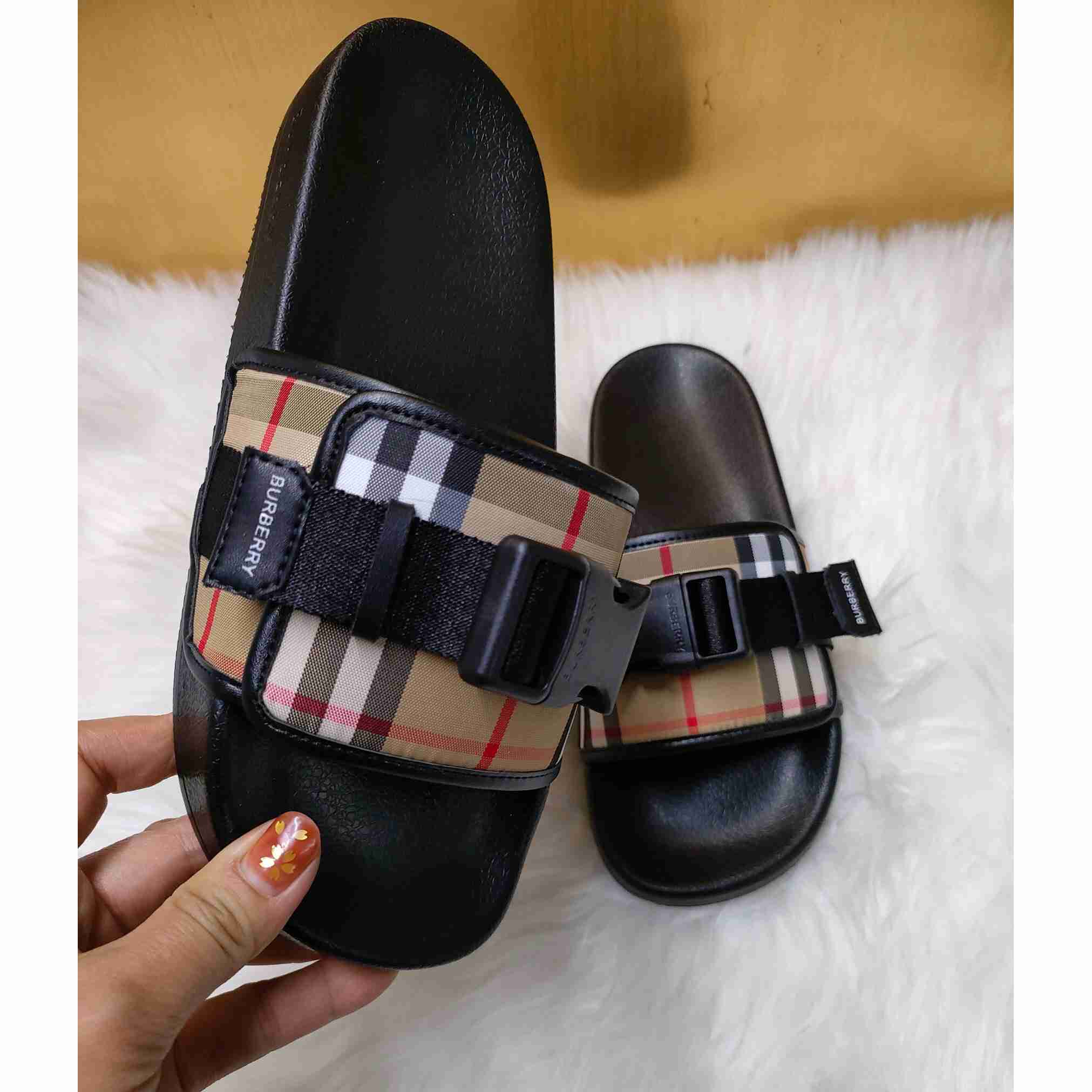 Burberry Buckle-strap Vintage Check Slides - EUR FASHION