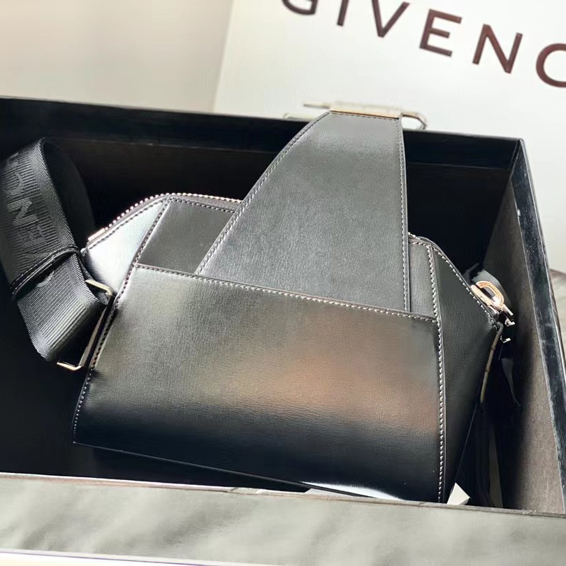 Givenchy Antigona Leather Messenger Bag (25-20-16cm) - EUR FASHION