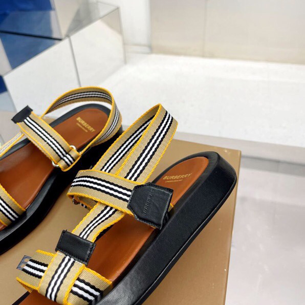Burberry Icon Stripe Flat Sandals - EUR FASHION