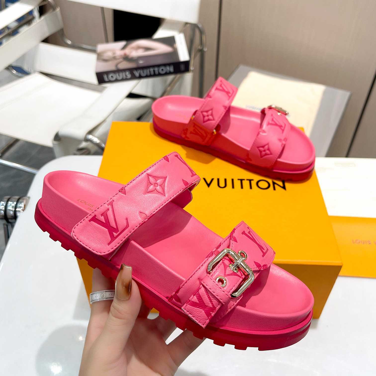 Louis Vuitton Bom Dia Flat Comfort Mule   1AB38P - EUR FASHION