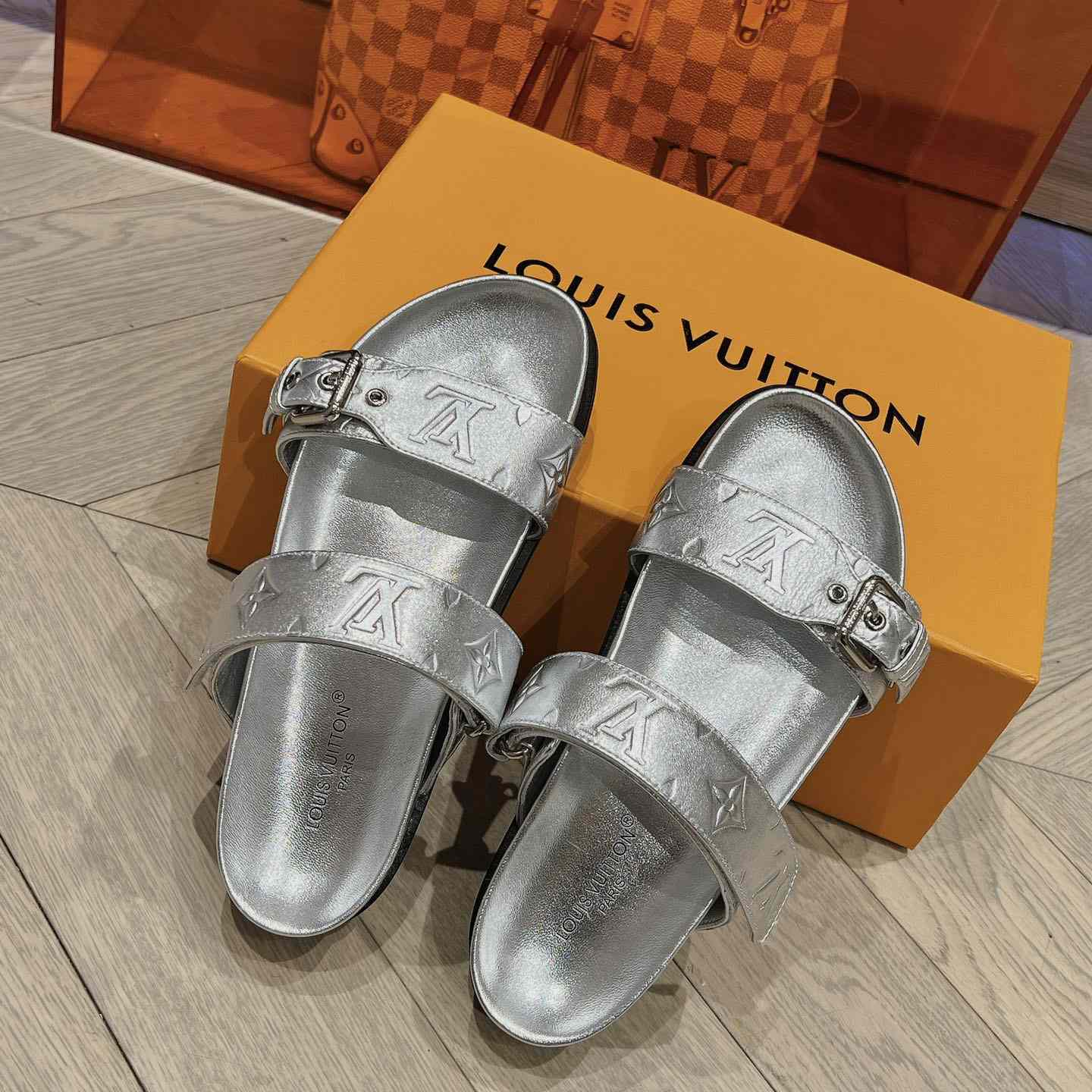 Louis Vuitton Bom Dia Flat Comfort Mules     1AB3OG - EUR FASHION