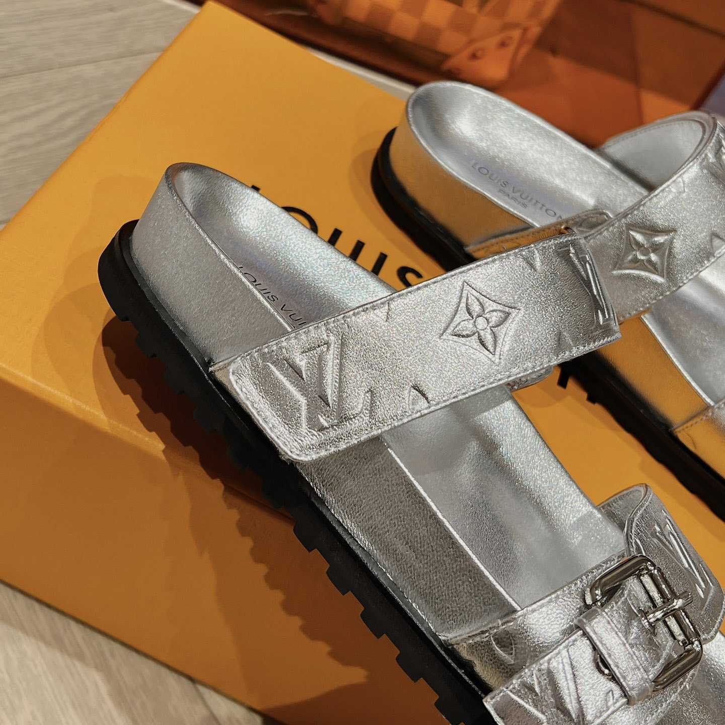 Louis Vuitton Bom Dia Flat Comfort Mules     1AB3OG - EUR FASHION